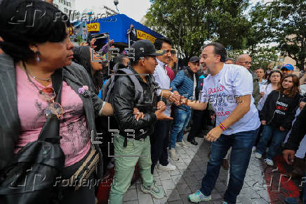 Simpatizantes muestran apoyo al alcalde de Quito, Pabel Muñoz