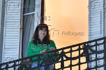 Cristina Fernández sale al balcón por primera vez desde que está en prisión domiciliaria
