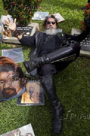 Fãs de Raul Seixas visitam o túmulo do cantor em Salvador