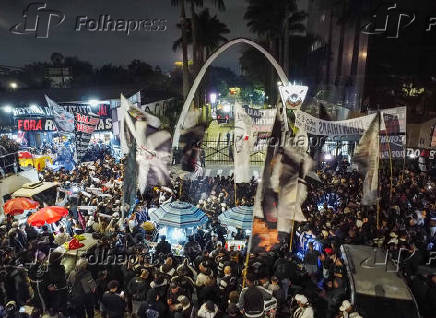 Torcedores do Corinthians protestam em frente ao Parque São Jorge