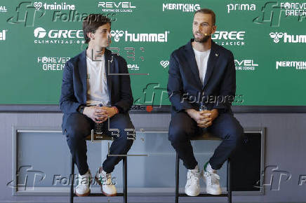 El portero Pau López y el central argentino Valentín Gómez son presentados como nuevos jugadores del Real Betis