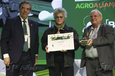 Homenageada izabella teixeira com o prêmio norman borlaug na 24º congresso brasileiro do agronegócio