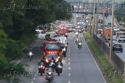 Cortejo em Goiânia após a chegada do corpo do prefeito