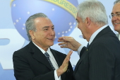 Presidente interino da República, Michel Temer, cumprimenta o senador Otto Alencar 