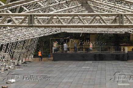 Montagem da feira de orgânicos do MST, na Água Branca (SP)