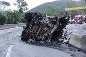 Caminhão de combustível tomba e pega fogo na BR-101, em Palhoça (SC)