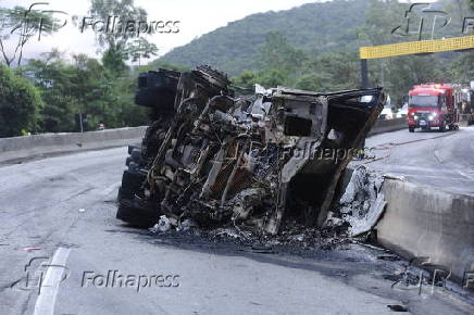 Caminhão de combustível tomba e pega fogo na BR-101, em Palhoça (SC)