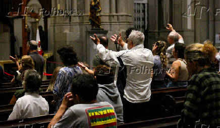 Fiéis rezam diante da imagem do Papa eleito Leão XIV  na catedral da Sé