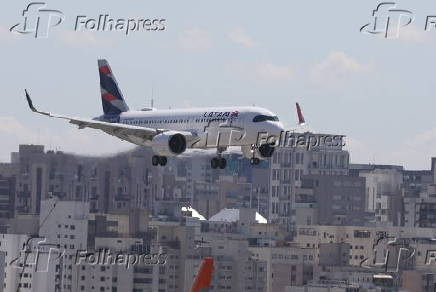 Movimentação de aviões no aeroporto de Congonhas em SP