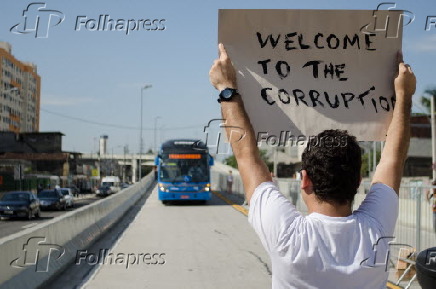 Manifestante ergue cartaz durante