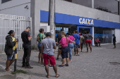 Fila para receber o Auxílio Brasil na Caixa, no Rio