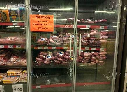 Supermercado em São Paulo tranca com cadeado geladeira de carnes