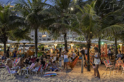 Movimento de clientes no quiosque Ginga, que fica na praia do Leme, zona sul do RJ