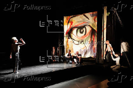 Gabriel Calderón preestrena una versión suizo-uruguaya de Roberto Zucco con quince actores