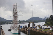 El buque escuela de la Armada española Juan Sebastián de Elcano cruza el Canal de Panamá para continuar su travesía