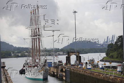 El buque escuela de la Armada española Juan Sebastián de Elcano cruza el Canal de Panamá para continuar su travesía