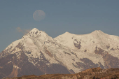 La luna sobre el monte nevado Illimani en Bolivia