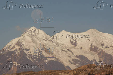 La luna sobre el monte nevado Illimani en Bolivia