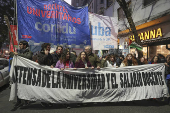 Docentes y estudiantes marchan en Buenos Aires por educación pública