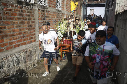 Fieles salvadoreños celebran la centenaria procesión de 