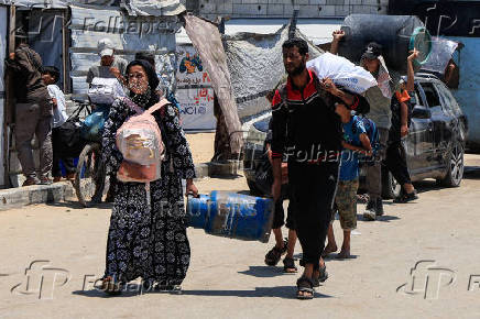 Displaced Palestinians flee Khan Younis