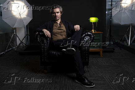 Álvaro Machado Dias em estúdio fotográfico