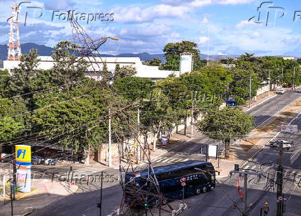 Ônibus danifica torre de energia em Contagem