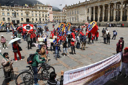 Un puñado de personas asiste en Bogotá al plantón en defensa de reforma laboral de Petro