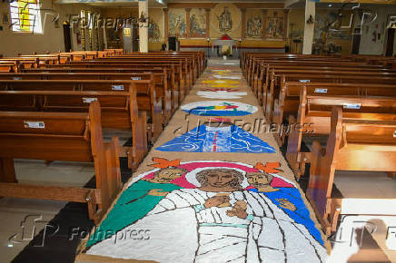 Tradicionais tapetes de Corpus Christi, feitos no corredor da igreja Santo André Apóstolo