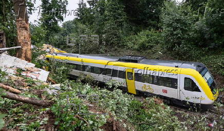 Passenger train derails in southwestern Germany