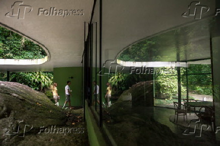 Kadu Niemeyer leva turistas franceses para conhecer a Casa das Canoas