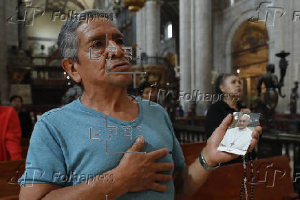 Feligreses de México rezan por el eterno descanso del papa Francisco