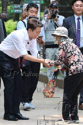 Lee Jun-seok campaigns in Seoul ahead of June presidential election
