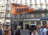Húngaros e apoiadores LGBT protestam contra a nova lei anti LGBT+ da Hungria em frente ao parlamento.
