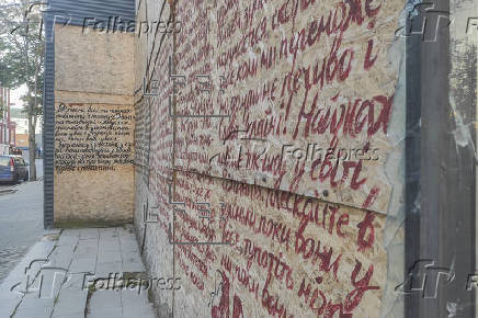 Las ventanas rotas de Járkov se convierten en lienzos de resiliencia e identidad ucraniana