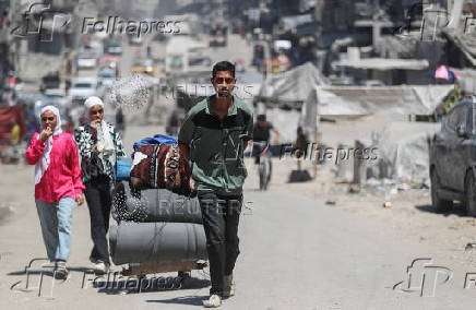 Displaced Palestinians make their way as they flee amid an Israeli military operation, in Gaza City