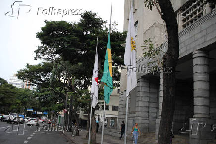 Bandeiras a meio mastro pela morte do prefeito de Belo Horizonte (MG)
