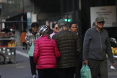 Pedestres enfrentam o frio em São Paulo