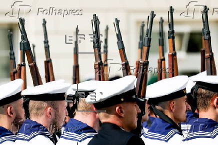 Presentation of a new flag ribbon to the Guard Battalion at Bellevue Palace
