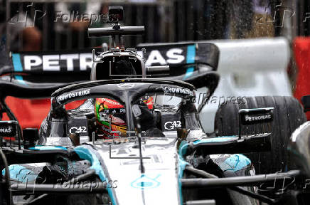Vehículo del equipo Mercedes-AMG Petronas de Fórmula 1 recorre las calles de San Juan