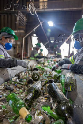 Trabalhadores separando material na Massfix