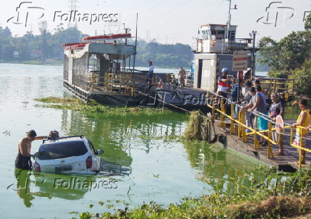 Carro cai de balsa em São Paulo