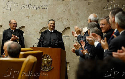 Dino toma posse no STF e poderá ficar até 2043