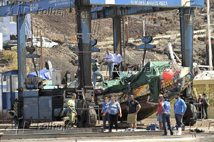 Siete fallecidos y un bebé desaparecido al volcar un cayuco en el puerto de La Restinga