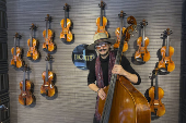 De Venezuela a Santander con un contrabajo para montar una “galería” de música