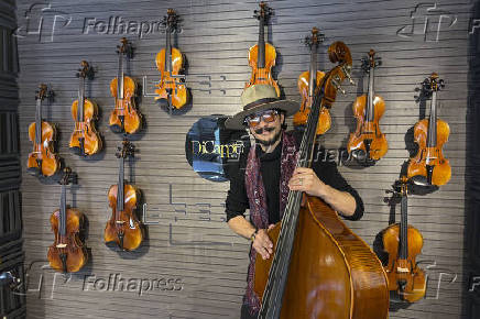 De Venezuela a Santander con un contrabajo para montar una “galería” de música