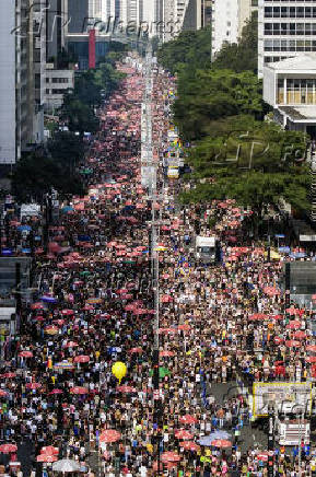 Parada LGBT+ é realizada na avenida Paulista