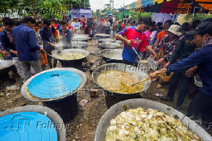 People evacuated from Pong Tuek village queue for food at a temporary shelter in Oddar Meanchey province