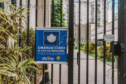 Placa em portão de condomínio