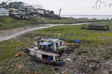 Casas flutuantes encalhadas próximo ao Porto de Manaus